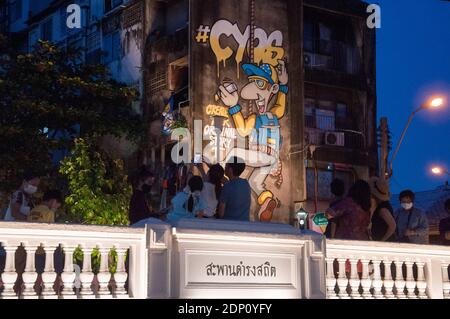 Touristen fotografieren vor dem Straßenkunstgemälde auf einem Gebäude am Khong Ong Ang Kanal. Khlong Ong Ang Kanal ist einer der historischen Kanäle und einst schmutzigsten Kanal in Bangkok, hat es durch eine Renovierung und Landschaftsgestaltung Prozess und derzeit verfügt es über Street Art Gemälde. Der Ong Ang Kanal wurde 1783 gebaut und in den letzten drei Jahrzehnten war er komplett von illegalen Händlern besetzt und vollgestopft mit Verkäufern, die Piratenfilme und Videospiele verkaufen. Im Jahr 2015 ordnete die Bangkok Metropolitan Administration ein Revitalisierungsprojekt an, um die historische Wasserstraße zurückzugewinnen und Stockfoto