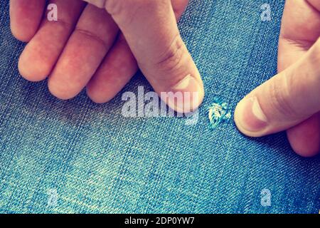 Hintergrund aus blauer Jeans mit Händen Stockfoto