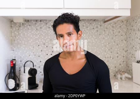 Lächelnder Mann, Blick in die Kamera Stockfoto