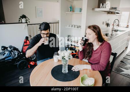 Paar beim Kaffee zu Hause Stockfoto