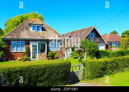 Traditionelle altmodische gemütliche Wohnhäuser in Winchelsea Beach Dorf, Rother Bezirk von East Sussex, England. August 2016 Stockfoto