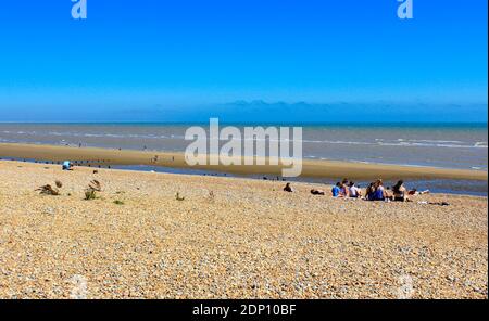 Sommertag am Winchelsea Beach bei Ebbe Blick nach Norden. Der Strand blickt auf Rye Bay, die Mündung des Flusses Rother.East Sussex, England, Großbritannien Stockfoto