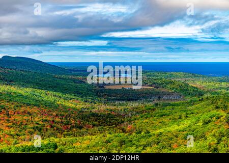 Ein Herbstblick nach Westen von Michigan's Upper Peninsula Brockway Mountain, mit Lake Upson, Lake Baily, der Stadt Eagle Harbor und Lake Superior. Stockfoto