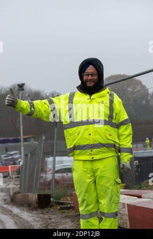 Slough, Berkshire, Großbritannien. Dezember 2020. Ein Wachmann auf dem Gelände. Die alte Datchet Road Brücke über die M4 in Slough wurde an diesem Wochenende im Rahmen der M4 Smart Motorway Modernisierung abgerissen. Die M4 ist derzeit zwischen den Kreuzungen 5 (Langley) und 6 (Slough/Windsor) in beide Richtungen geschlossen und soll am Montag, den 14. Dezember, um 6 Uhr wieder eröffnet werden. Der Zugang über die neue Brücke bleibt bis nach dem 17. Dezember geschlossen. 35 Menschen wurden in den letzten fünf Jahren auf Smart Motorways in Großbritannien getötet und viele Einheimische sagen, dass sie die M4 nicht mehr benutzen werden, wenn die Smart Motorway aufgrund der Zeit live geht Stockfoto