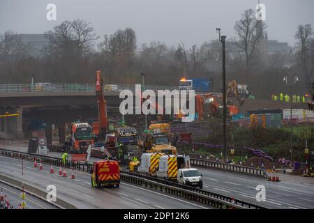 Slough, Berkshire, Großbritannien. Dezember 2020. Die alte Datchet Road Brücke über die M4 in Slough wurde an diesem Wochenende im Rahmen der M4 Smart Motorway Modernisierung abgerissen. Die M4 ist derzeit zwischen den Kreuzungen 5 (Langley) und 6 (Slough/Windsor) in beide Richtungen geschlossen und soll am Montag, den 14. Dezember, um 6 Uhr wieder eröffnet werden. Der Zugang über die neue Brücke bleibt bis nach dem 17. Dezember geschlossen. 35 Menschen wurden in den letzten fünf Jahren auf Smart Motorways in Großbritannien getötet und viele Einheimische sagen, dass sie die M4 nicht mehr benutzen werden, sobald die Smart Motorway live geht, wegen ihrer Sicherheitsbedenken als har Stockfoto