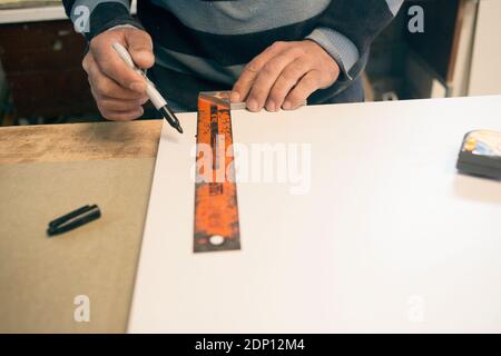 Zimmerleute Hände messen Holz Stockfoto