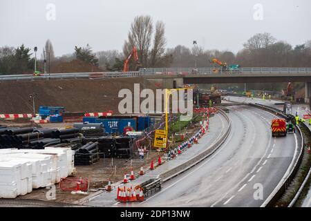 Slough, Berkshire, Großbritannien. Dezember 2020. Die alte Datchet Road Brücke über die M4 in Slough wurde an diesem Wochenende im Rahmen der M4 Smart Motorway Modernisierung abgerissen. Die M4 ist derzeit zwischen den Kreuzungen 5 (Langley) und 6 (Slough/Windsor) in beide Richtungen geschlossen und soll am Montag, den 14. Dezember, um 6 Uhr wieder eröffnet werden. Der Zugang über die neue Brücke bleibt bis nach dem 17. Dezember geschlossen. 35 Menschen wurden in den letzten fünf Jahren auf Smart Motorways in Großbritannien getötet und viele Einheimische sagen, dass sie die M4 nicht mehr benutzen werden, sobald die Smart Motorway live geht, wegen ihrer Sicherheitsbedenken als har Stockfoto