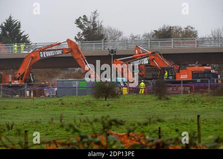 Slough, Berkshire, Großbritannien. Dezember 2020. Die alte Datchet Road Brücke über die M4 in Slough wurde an diesem Wochenende im Rahmen der M4 Smart Motorway Modernisierung abgerissen. Die M4 ist derzeit zwischen den Kreuzungen 5 (Langley) und 6 (Slough/Windsor) in beide Richtungen geschlossen und soll am Montag, den 14. Dezember, um 6 Uhr wieder eröffnet werden. Der Zugang über die neue Brücke bleibt bis nach dem 17. Dezember geschlossen. 35 Menschen wurden in den letzten fünf Jahren auf Smart Motorways in Großbritannien getötet und viele Einheimische sagen, dass sie die M4 nicht mehr benutzen werden, sobald die Smart Motorway live geht, wegen ihrer Sicherheitsbedenken als har Stockfoto