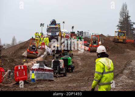 Slough, Berkshire, Großbritannien. Dezember 2020. Die alte Datchet Road Brücke über die M4 in Slough wurde an diesem Wochenende im Rahmen der M4 Smart Motorway Modernisierung abgerissen. Die M4 ist derzeit zwischen den Kreuzungen 5 (Langley) und 6 (Slough/Windsor) in beide Richtungen geschlossen und soll am Montag, den 14. Dezember, um 6 Uhr wieder eröffnet werden. Der Zugang über die neue Brücke bleibt bis nach dem 17. Dezember geschlossen. 35 Menschen wurden in den letzten fünf Jahren auf Smart Motorways in Großbritannien getötet und viele Einheimische sagen, dass sie die M4 nicht mehr benutzen werden, sobald die Smart Motorway live geht, wegen ihrer Sicherheitsbedenken als har Stockfoto