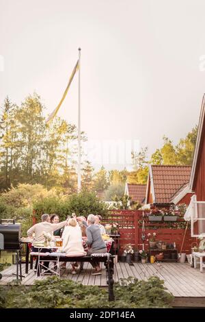 Familie mit Essen im Garten Stockfoto