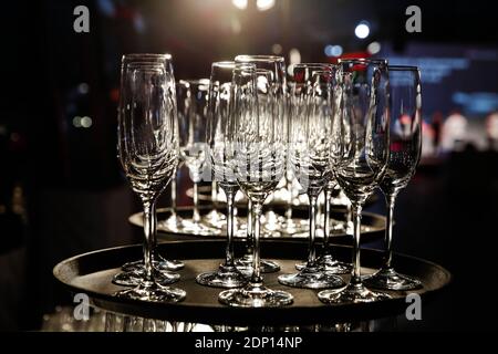 Leere Champagnergläser auf dem Serviertablett Stockfoto
