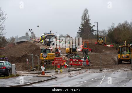 Slough, Berkshire, Großbritannien. Dezember 2020. Die alte Datchet Road Brücke über die M4 in Slough wurde an diesem Wochenende im Rahmen der M4 Smart Motorway Modernisierung abgerissen. Die M4 ist derzeit zwischen den Kreuzungen 5 (Langley) und 6 (Slough/Windsor) in beide Richtungen geschlossen und soll am Montag, den 14. Dezember, um 6 Uhr wieder eröffnet werden. Der Zugang über die neue Brücke bleibt bis nach dem 17. Dezember geschlossen. 35 Menschen wurden in den letzten fünf Jahren auf Smart Motorways in Großbritannien getötet und viele Einheimische sagen, dass sie die M4 nicht mehr benutzen werden, sobald die Smart Motorway live geht, wegen ihrer Sicherheitsbedenken als har Stockfoto