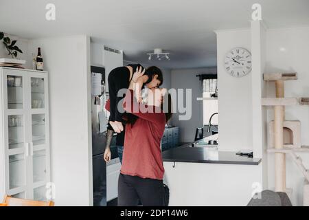 Mutter Tochter küssen Stockfoto