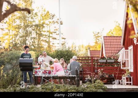 Familie mit Essen im Garten Stockfoto