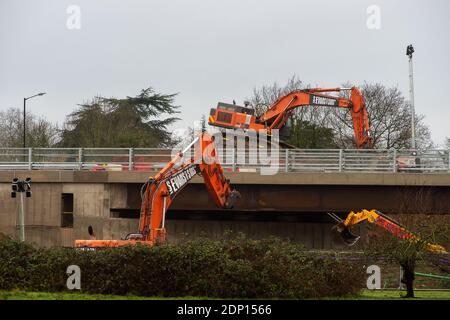 Slough, Berkshire, Großbritannien. Dezember 2020. Die alte Datchet Road Brücke über die M4 in Slough wurde an diesem Wochenende im Rahmen der M4 Smart Motorway Modernisierung abgerissen. Die M4 ist derzeit zwischen den Kreuzungen 5 (Langley) und 6 (Slough/Windsor) in beide Richtungen geschlossen und soll am Montag, den 14. Dezember, um 6 Uhr wieder eröffnet werden. Der Zugang über die neue Brücke bleibt bis nach dem 17. Dezember geschlossen. 35 Menschen wurden in den letzten fünf Jahren auf Smart Motorways in Großbritannien getötet und viele Einheimische sagen, dass sie die M4 nicht mehr benutzen werden, sobald die Smart Motorway live geht, wegen ihrer Sicherheitsbedenken als har Stockfoto