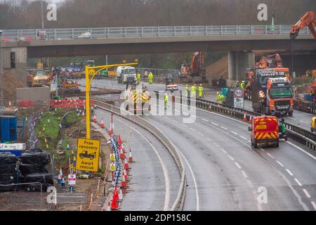 Slough, Berkshire, Großbritannien. Dezember 2020. Die alte Datchet Road Brücke über die M4 in Slough wurde an diesem Wochenende im Rahmen der M4 Smart Motorway Modernisierung abgerissen. Die M4 ist derzeit zwischen den Kreuzungen 5 (Langley) und 6 (Slough/Windsor) in beide Richtungen geschlossen und soll am Montag, den 14. Dezember, um 6 Uhr wieder eröffnet werden. Der Zugang über die neue Brücke bleibt bis nach dem 17. Dezember geschlossen. 35 Menschen wurden in den letzten fünf Jahren auf Smart Motorways in Großbritannien getötet und viele Einheimische sagen, dass sie die M4 nicht mehr benutzen werden, sobald die Smart Motorway live geht, wegen ihrer Sicherheitsbedenken als har Stockfoto