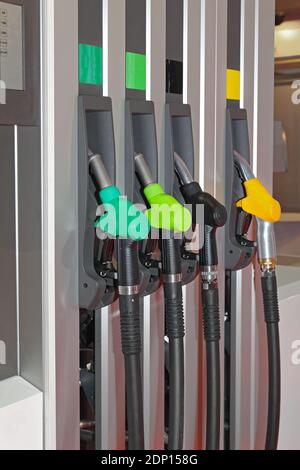 Farbcodierte Kraftstoffdüsen an der Tankstelle Stockfoto