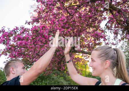 Young couple giving high five Stockfoto