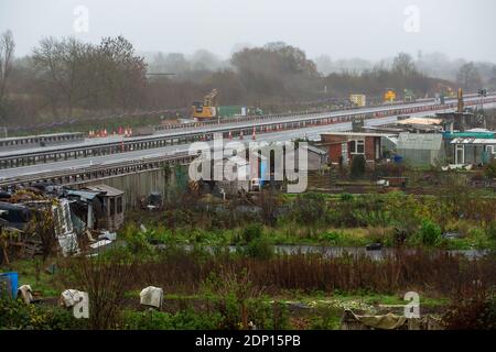 Slough, Berkshire, Großbritannien. Dezember 2020. Glücklicherweise waren diese Zuteilungen nicht dem obligatorischen Kauf unterworfen. Die alte Datchet Road Brücke über die M4 in Slough wurde an diesem Wochenende im Rahmen der M4 Smart Motorway Modernisierung abgerissen. Die M4 ist derzeit zwischen den Kreuzungen 5 (Langley) und 6 (Slough/Windsor) in beide Richtungen geschlossen und soll am Montag, den 14. Dezember, um 6 Uhr wieder eröffnet werden. Der Zugang über die neue Brücke bleibt bis nach dem 17. Dezember geschlossen. 35 Menschen wurden in den letzten fünf Jahren auf Smart Motorways in Großbritannien getötet und viele Einheimische sagen, dass sie die M4 nicht mehr benutzen werden Stockfoto