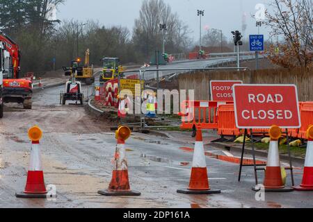 Slough, Berkshire, Großbritannien. Dezember 2020. Die alte Datchet Road Brücke über die M4 in Slough wurde an diesem Wochenende im Rahmen der M4 Smart Motorway Modernisierung abgerissen. Die M4 ist derzeit zwischen den Kreuzungen 5 (Langley) und 6 (Slough/Windsor) in beide Richtungen geschlossen und soll am Montag, den 14. Dezember, um 6 Uhr wieder eröffnet werden. Der Zugang über die neue Brücke bleibt bis nach dem 17. Dezember geschlossen. 35 Menschen wurden in den letzten fünf Jahren auf Smart Motorways in Großbritannien getötet und viele Einheimische sagen, dass sie die M4 nicht mehr benutzen werden, sobald die Smart Motorway live geht, wegen ihrer Sicherheitsbedenken als har Stockfoto