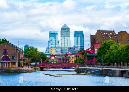 Canary Wharf ist das sekundäre zentrale Geschäftsviertel von London Auf der Isle of Dogs.seen von Shadwell Basin-Teil der London Docks, England, Großbritannien Stockfoto