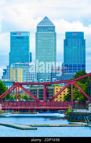 Canary Wharf ist das sekundäre zentrale Geschäftsviertel von London Auf der Isle of Dogs.seen von Shadwell Basin-Teil der London Docks, England, Großbritannien Stockfoto