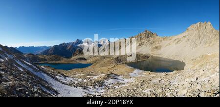 Hohe Seen von Brazato und Lavaza Gipfel in Tena Tal, Panticosa Bereich, Pyrenäen, Provinz Huesca, Aragon in Spanien. Stockfoto