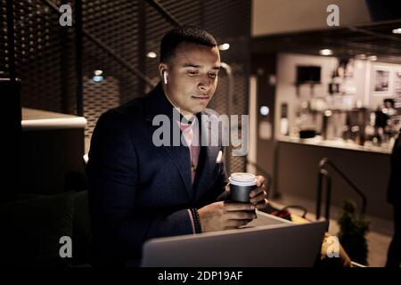 Junger Geschäftsmann, der spät arbeitet Stockfoto