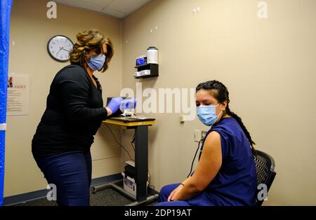 Bloomington, Usa. Dezember 2020. Zaira Hernandez, Mitarbeiter im Gesundheitswesen, wird von Amy Meek bei IU Health Bloomington mit dem Impfstoff Pfizer covid-19 geimpft. Kredit: SOPA Images Limited/Alamy Live Nachrichten Stockfoto