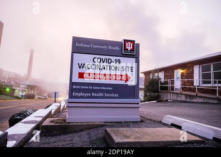 Bloomington, Usa. Dezember 2020. Ein Schild, auf dem die Impfstelle Covid-19 bei IU Health Bloomington abgebildet ist. Kredit: SOPA Images Limited/Alamy Live Nachrichten Stockfoto