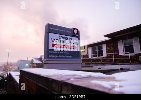 Bloomington, Usa. Dezember 2020. Ein Schild, auf dem die Impfstelle Covid-19 bei IU Health Bloomington abgebildet ist. Kredit: SOPA Images Limited/Alamy Live Nachrichten Stockfoto