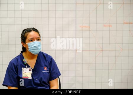 Bloomington, Usa. Dezember 2020. Zaira Hernandez, Mitarbeiter im Gesundheitswesen, wird von Amy Meek bei IU Health Bloomington mit dem Impfstoff Pfizer covid-19 geimpft. Kredit: SOPA Images Limited/Alamy Live Nachrichten Stockfoto