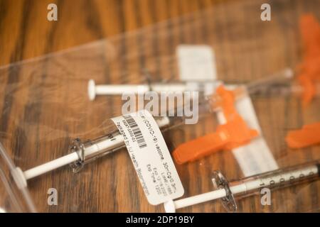 Bloomington, United States. 18th Dec, 2020. Closeup of the Pfizer covid-19 vaccine in a medical syringe to be used to vaccinate front line health care workers at IU Health Bloomington. Credit: SOPA Images Limited/Alamy Live News Stock Photo