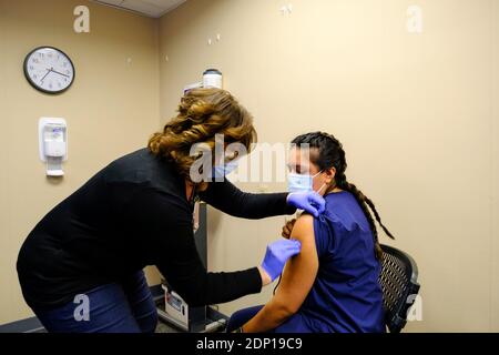 Bloomington, Usa. Dezember 2020. Zaira Hernandez, Mitarbeiter im Gesundheitswesen, wird von Amy Meek bei IU Health Bloomington mit dem Impfstoff Pfizer covid-19 geimpft. Kredit: SOPA Images Limited/Alamy Live Nachrichten Stockfoto