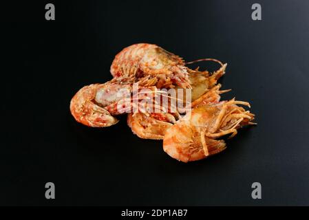 King Garnelen gefroren auf einem schwarzen Hintergrund Stockfoto