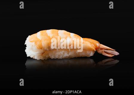 Japanische Sushi-Rollen auf schwarzem Hintergrund Stockfoto