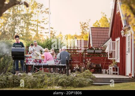 Familie mit Essen im Garten Stockfoto