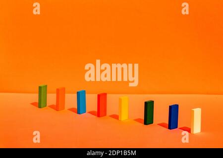 Farbenfroher rechteckiger Block in einer Linie auf orangefarbenem Hintergrund angeordnet Stockfoto