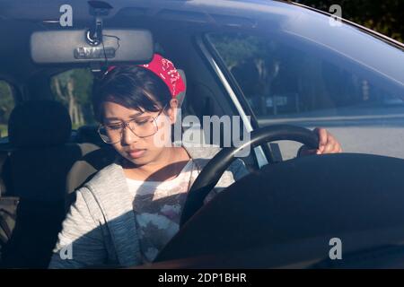 Frau im Auto Stockfoto