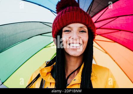 Nahaufnahme einer lächelnden Frau mit Schirm Stockfoto