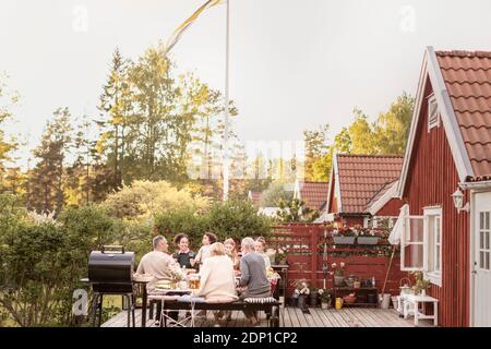 Familie mit Essen im Garten Stockfoto