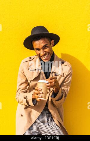 Junger Mann seine take-out Kaffee genießen. Stockfoto