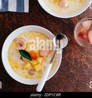 finnische Sahnesuppe mit Fisch Stockfoto