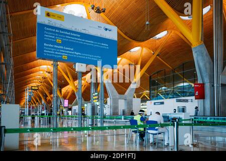 Madrid Bajaras, Spanien - 18. Dezember 2020: Zeichen für Covid-19-Tests am Terminal 4 von Bajaras in Madrid, Spanien Stockfoto