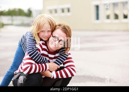 Mutter und Tochter Blick in die Kamera Stockfoto
