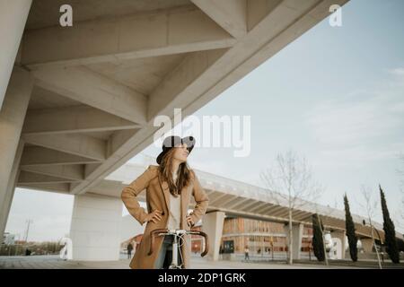 Junge hipster Frau mit einem Fahrrad Stockfoto