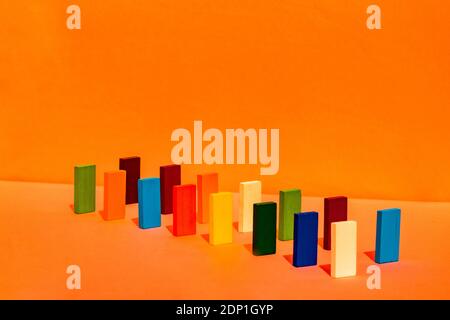 Variation von rechteckigen Bausteinen in einer Linie auf angeordnet Orangefarbener Hintergrund Stockfoto