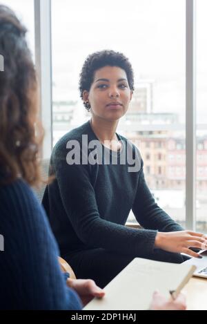Junge Frau wegschauen Stockfoto