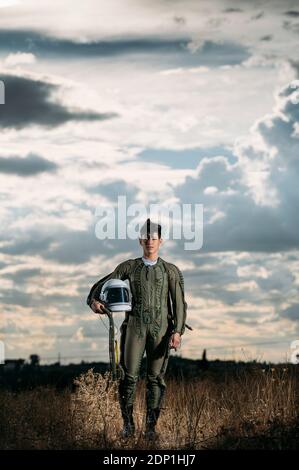 Mann verkleidet als Astronaut auf einer Wiese mit dramatischen Wolken im Hintergrund Stockfoto