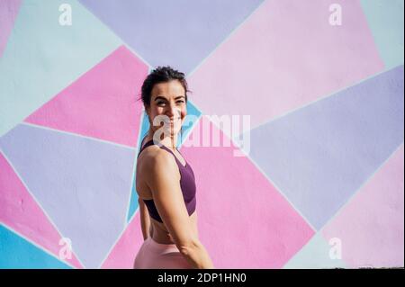 Portrait von lächelnden Sportlerin drehen Stockfoto